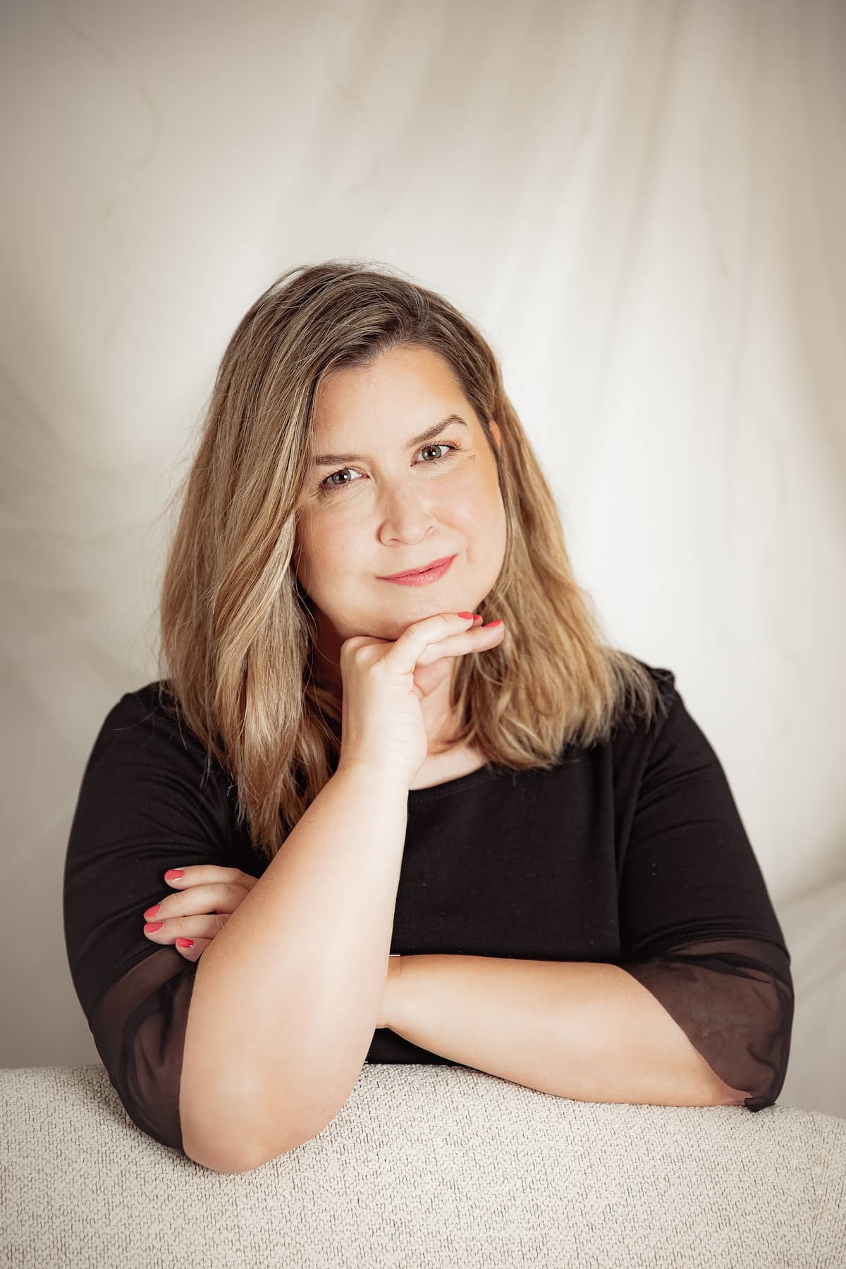 vana Lesáková, zamyšlený pohled s rukou pod bradou