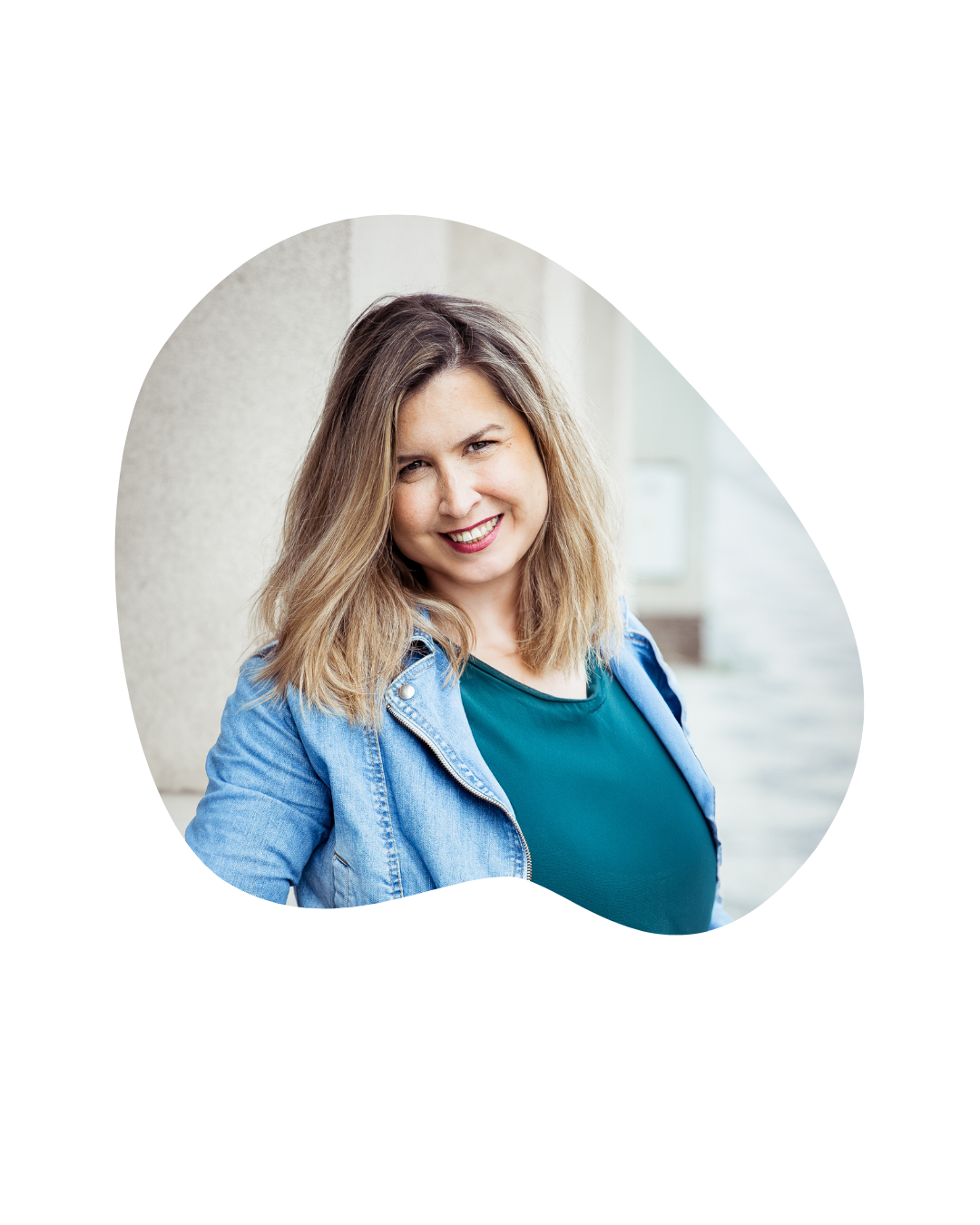 Ivana Lesáková se usmívá v riflové bundě